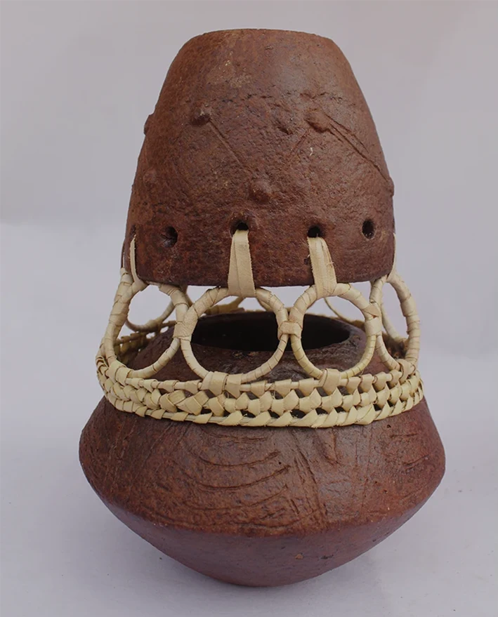 Diseño artesanía piezas de cerámica y trenzado