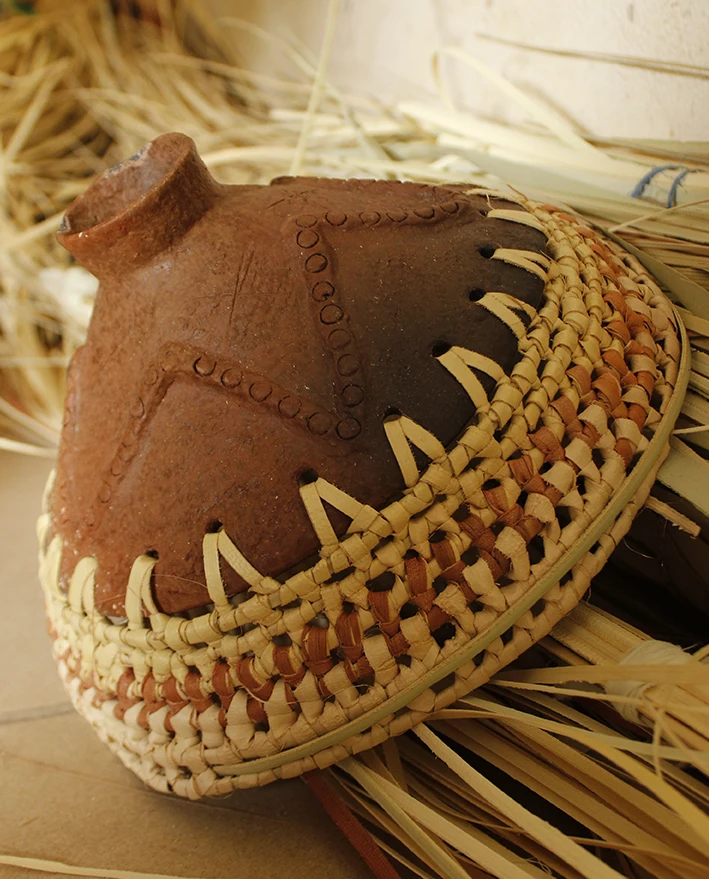 Diseño artesanía piezas de cerámica y trenzado